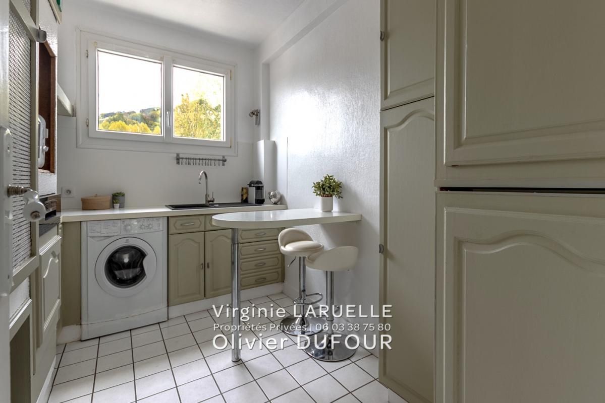 ROUEN Rouen Appartement avec balcon, 2 chambres, cave, place parking et garage 4