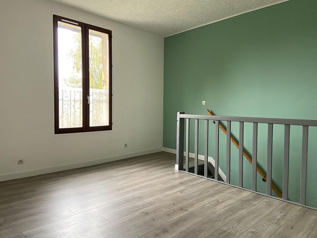 VILLENEUVE-SUR-BELLOT ** Authentique maison en pierre meulière - 110 m² hab. avec Terrain constructible - Double garage 3