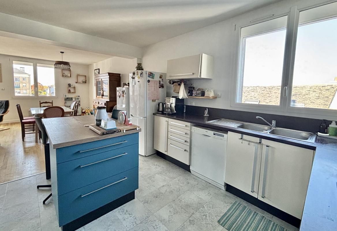 SAINT-NAZAIRE Apt St Nazaire 105.9 m2-GARAGE-GRENIER-CAVE-BALCON- CENTRE VILLE 2