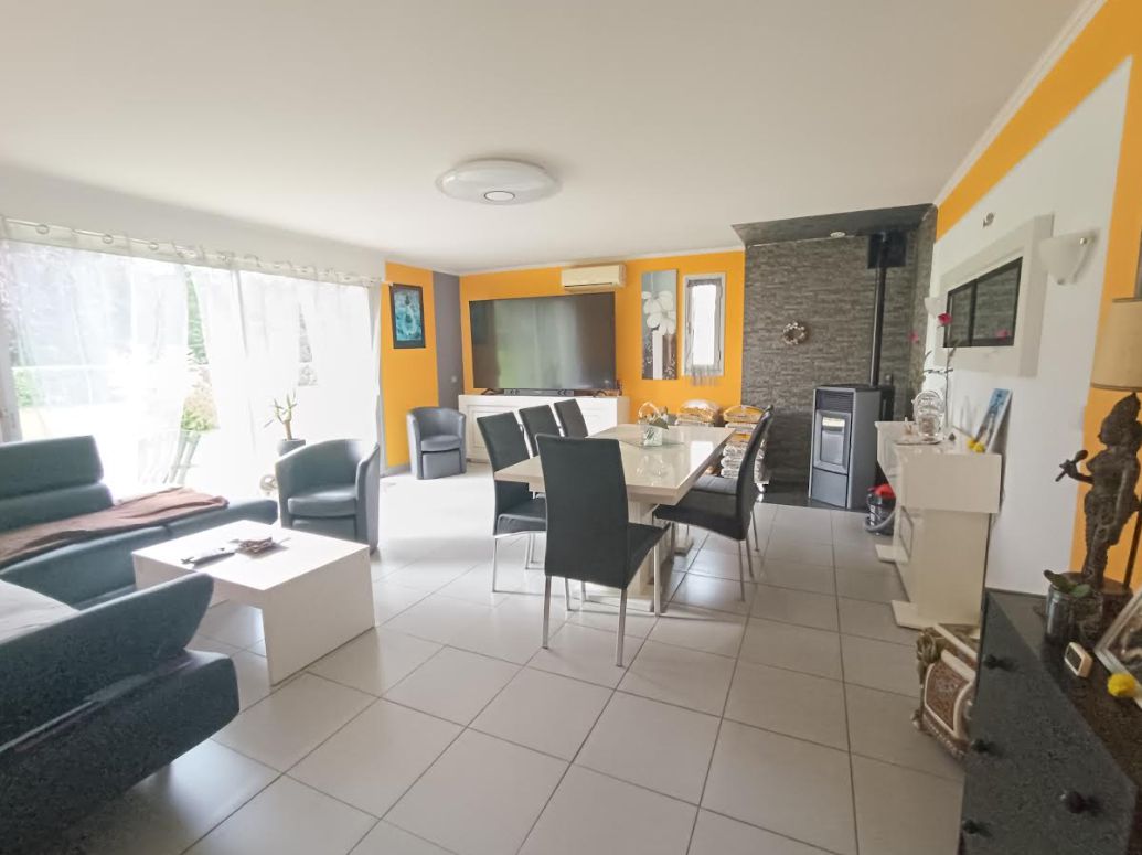 SPEZET 29540 Spézet maison 5 chambres beaux volumes terrain arboré de 6000 m² étangs garages 3