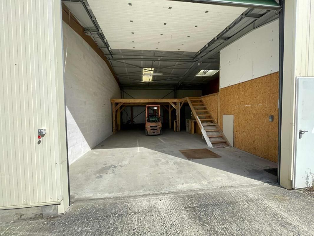 SENLIS 60700 FLEURINES - Local d'activité 100m2 stockage + 50m2 1