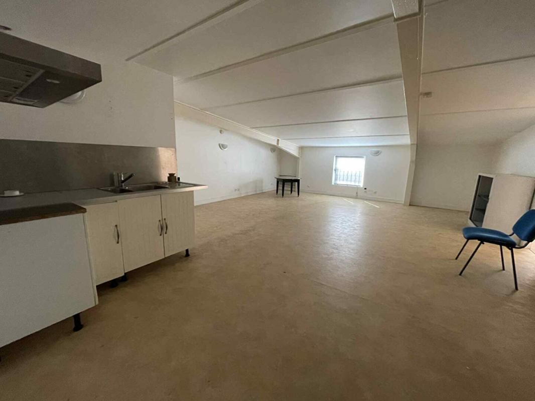 SENLIS 60700 FLEURINES - Local d'activité 100m2 stockage + 50m2 2