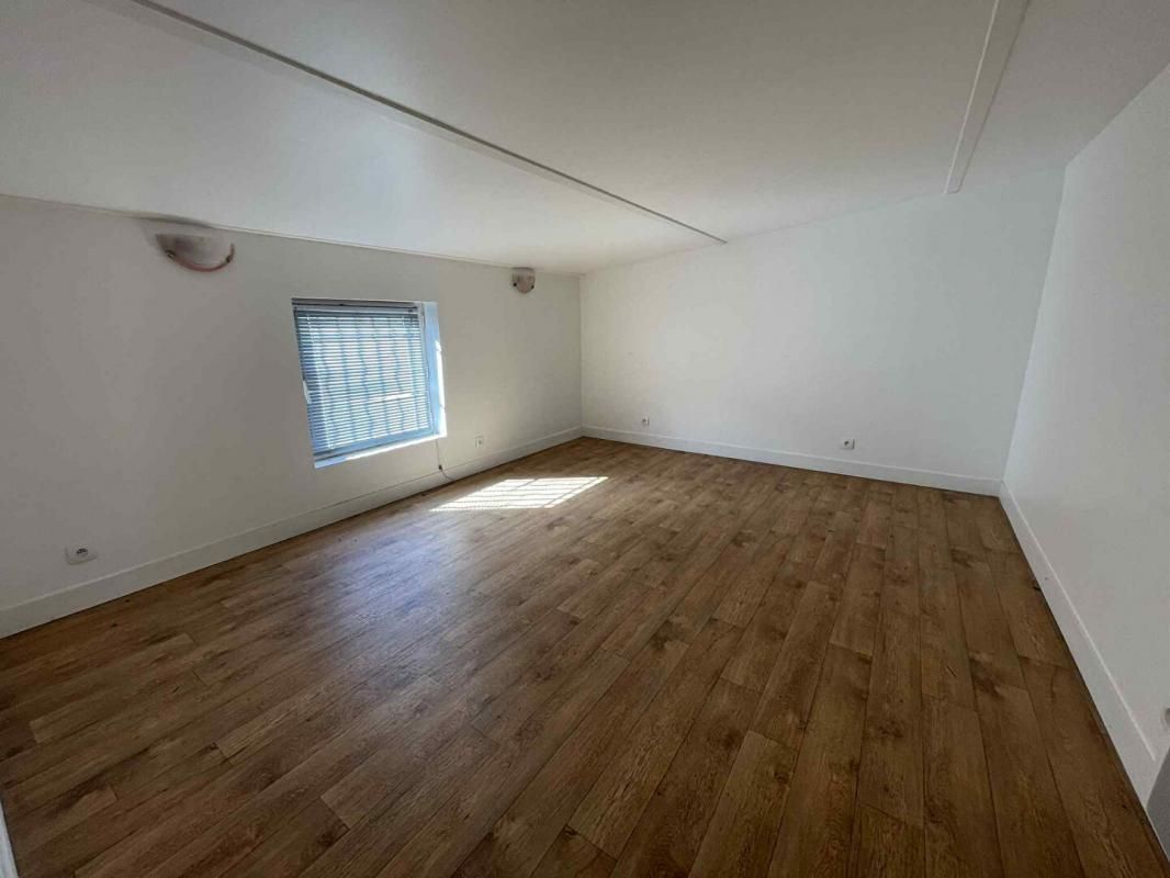 SENLIS 60700 FLEURINES - Local d'activité 100m2 stockage + 50m2 4