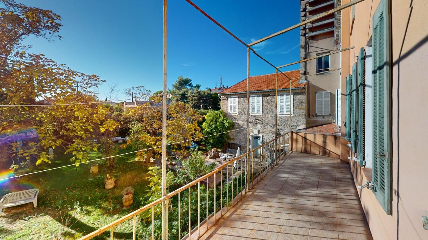 Grande maison de ville à vendre à Le Muy (83490) vaste garage avec remises et terrasse de 13 m²