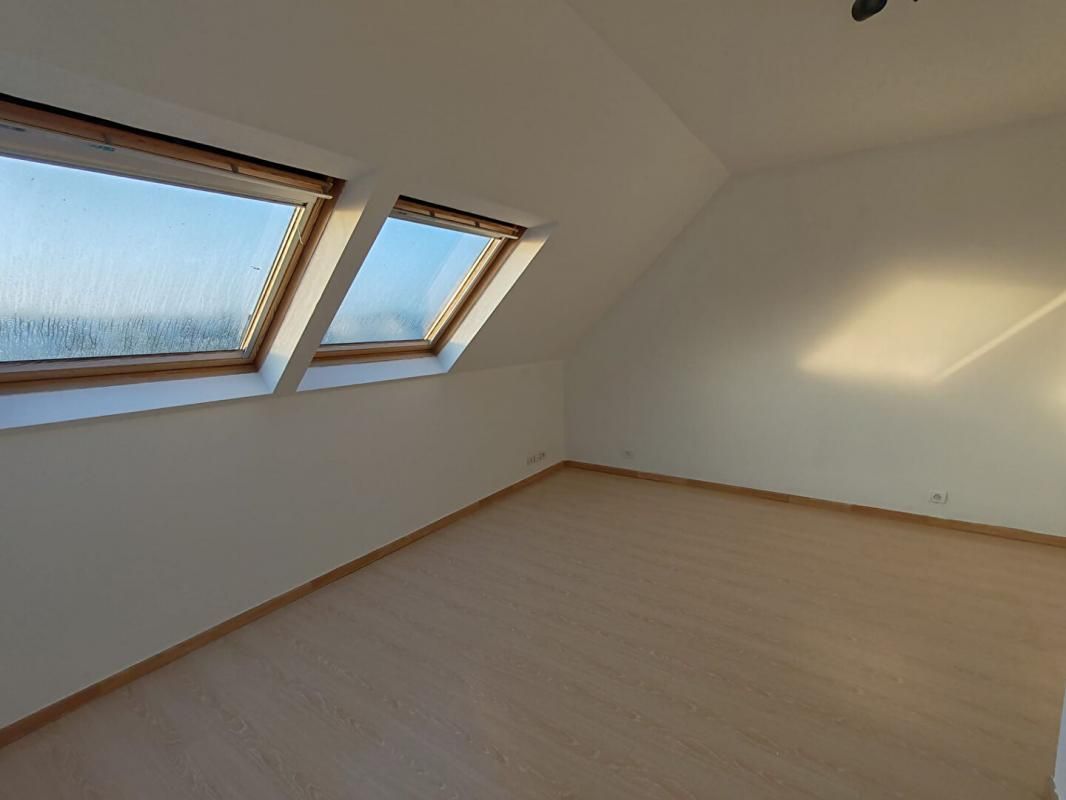 DREUX DREUX 28100 Appartement de type T4 - Ascenseur - Place de parking en sous-sol - Cave - 154900  HAI 2