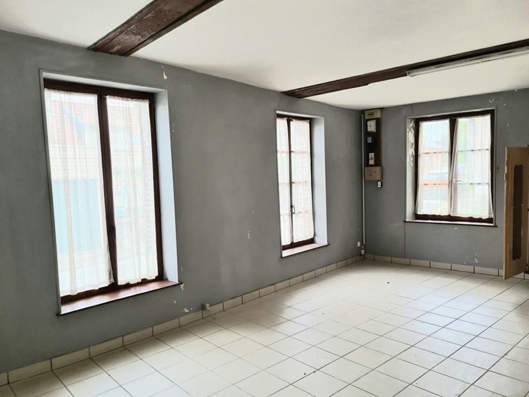 LES ANDELYS Exclusivité - Les Andelys centre - Maison en pierre d'environ 140 m2 + une grange à rénover sur 1.297 m2 de terrain plat - Prix : 99.990 4