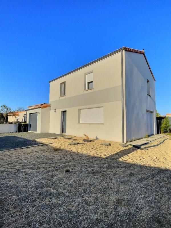 SAINT-MACAIRE-EN-MAUGES Maison 5 pièces 104m² 4
