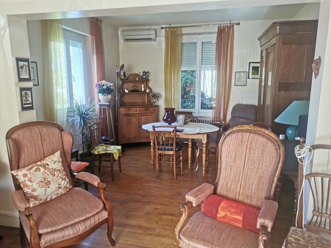 LONS-LE-SAUNIER Maison Lons Le Saunier 7 pièce(s) 172 m2 3