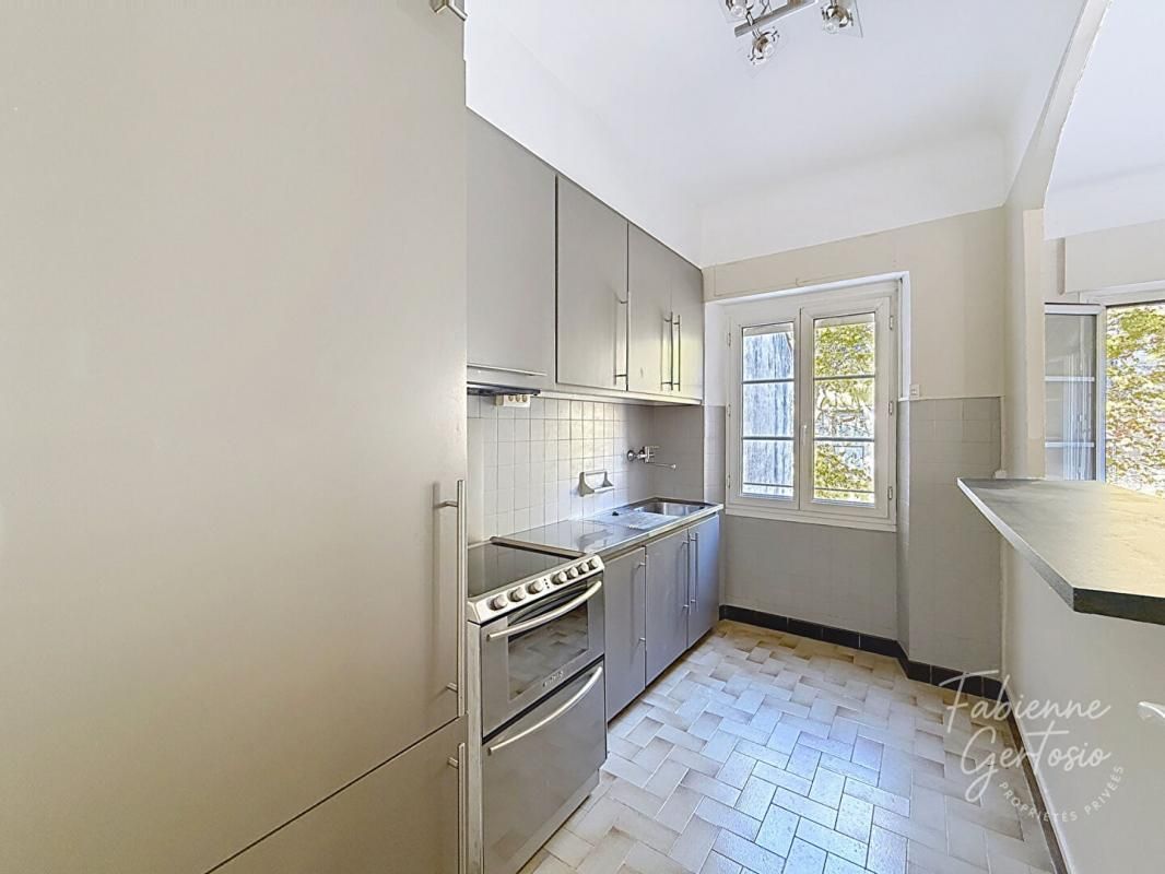 HYERES HYÈRES CENTRE VILLE ! Appartement 3 pièces de 47 m2 avec balcon 4