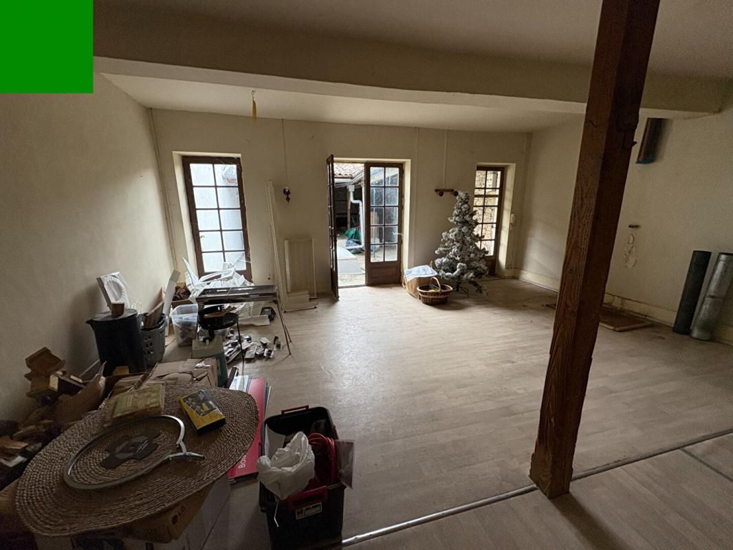 SAUVETERRE-DE-GUYENNE SECTEUR SAUVETERRE : IMMEUBLE MIXTE, MURS LOUES ET LOGEMENT 3