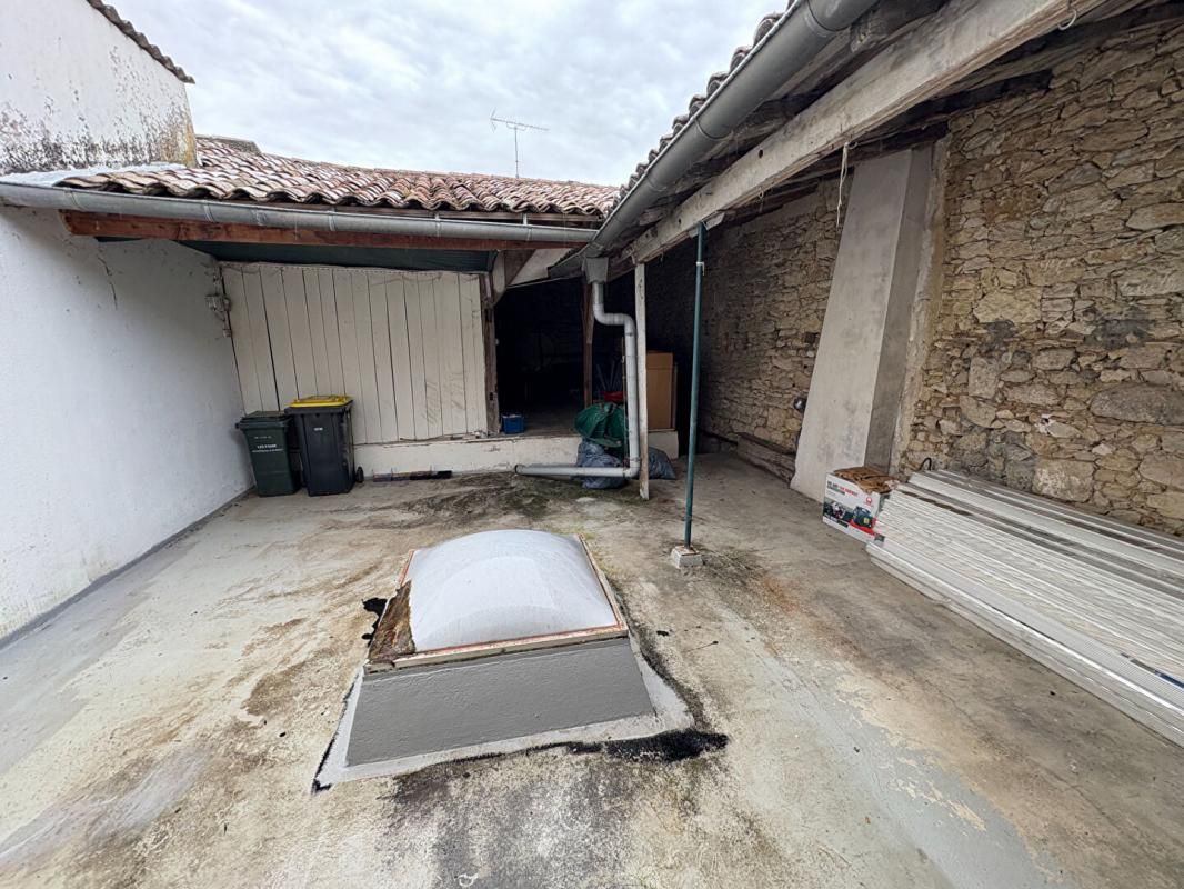 SAUVETERRE-DE-GUYENNE SECTEUR SAUVETERRE : IMMEUBLE MIXTE, MURS LOUES ET LOGEMENT 4