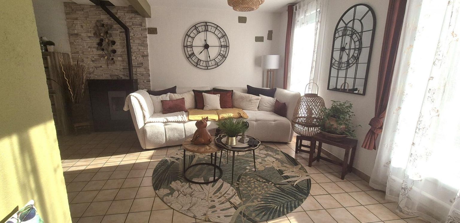 SAINT-DIZIER Belle Maison Individuelle de 116 m² Rénovée avec Goût comprenant une Cour, Bureau, Buanderie, Réserve, Terrasse et un joli Terrain Clos et entretenu de 271 m² 4