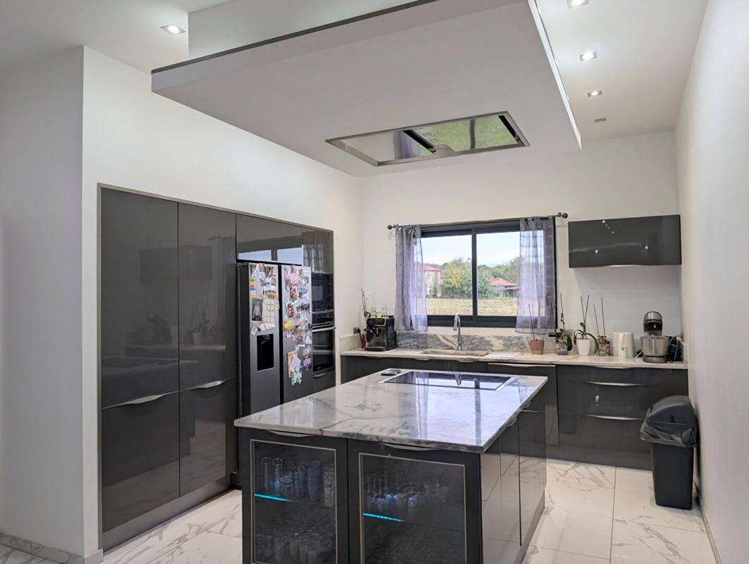 MONDAVEZAN Maison Mondavezan 6 pièces 332 m2 avec piscine intérieure et terrain de 3000 m² 3