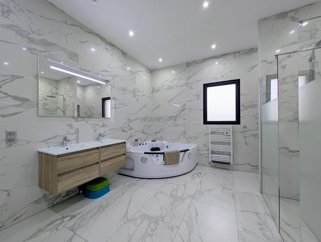 MONDAVEZAN Maison Mondavezan 6 pièces 332 m2 avec piscine intérieure et terrain de 3000 m² 4