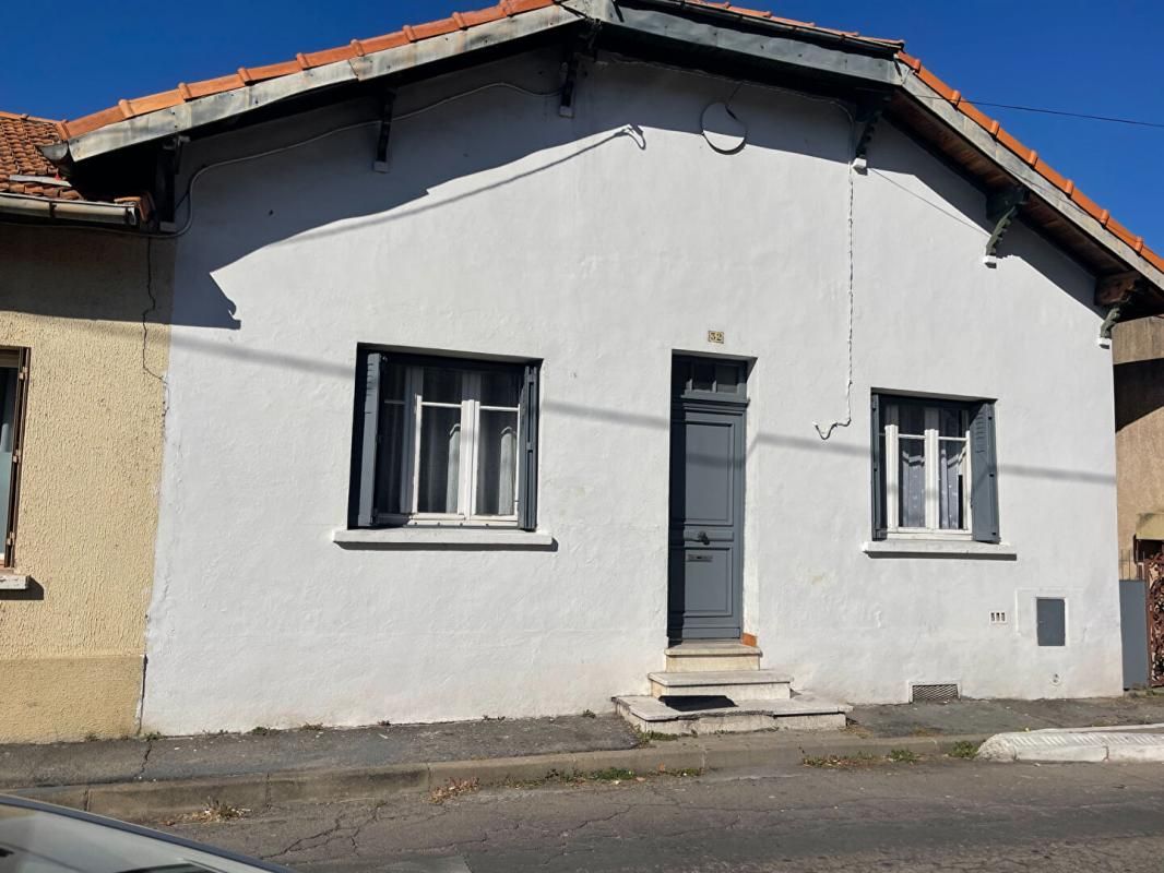 A vendre maison mitoyenne  3 pièces de  65 m2 avec grand garage sur terrain de 295 m2