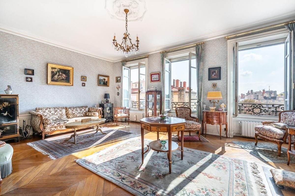 LYON-1ER-ARRONDISSEMENT Exclusivité : Bel appartement avec vue sur la Basilique de Fourvière. Appartement Lyon 5 pièce(s) 2