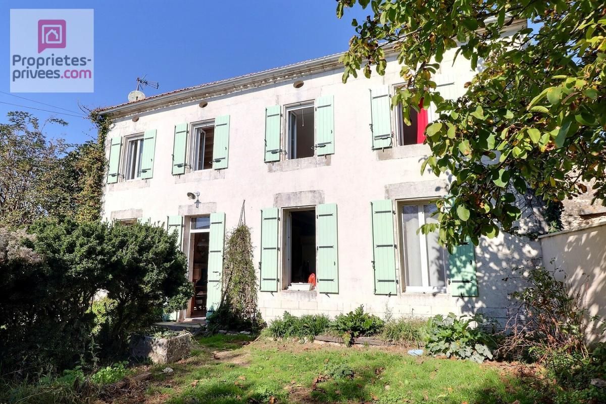 BEL EMPLACEMENT SEREIN, Au calme dans le bourg de Saint Just - Maison de Maitre 8 pièces 130 m2 avec rangements, beau garage avec atelier indépendant et son four à bois