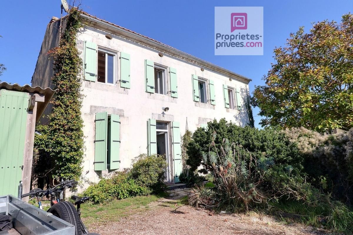 SAINT-JUST-LUZAC BEL EMPLACEMENT SEREIN, Au calme dans le bourg de Saint Just - Maison de Maitre 8 pièces 130 m2 avec rangements, beau garage avec atelier indépendant et son four à bois 2