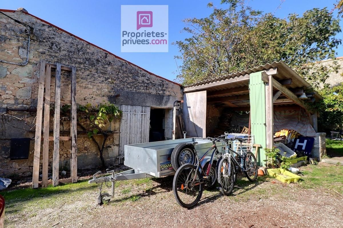 SAINT-JUST-LUZAC BEL EMPLACEMENT SEREIN, Au calme dans le bourg de Saint Just - Maison de Maitre 8 pièces 130 m2 avec rangements, beau garage avec atelier indépendant et son four à bois 3