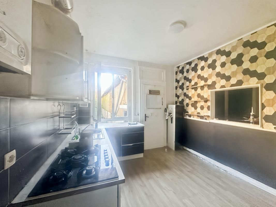 CHARLEVILLE-MEZIERES Maison de ville spacieuse avec 4 chambres + espaces bureaux : rare sur le secteur 3