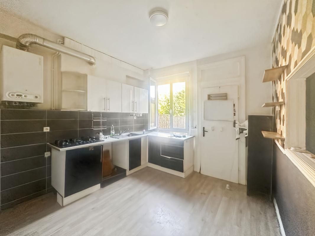 CHARLEVILLE-MEZIERES Maison de ville spacieuse avec 4 chambres + espaces bureaux : rare sur le secteur 4