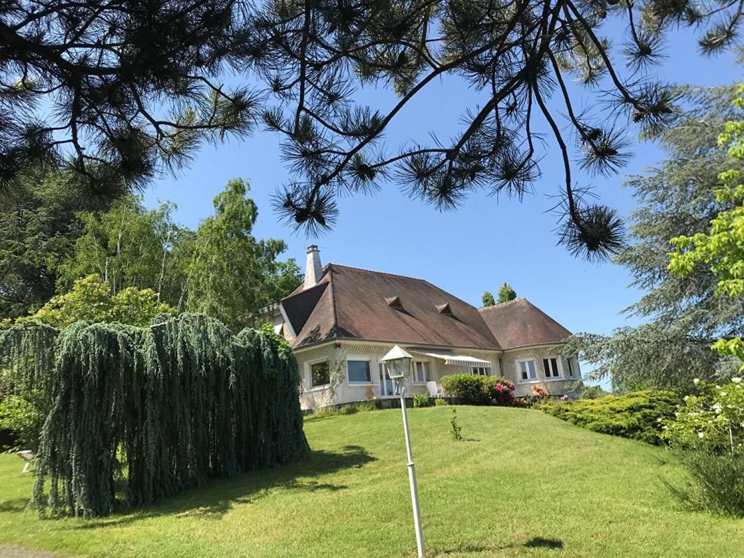 MONTLUCON PROPRIETE DE CARACTERE DANS CADRE BUCOLIQUE - PISCINE - VUE PANORAMIQUE 1