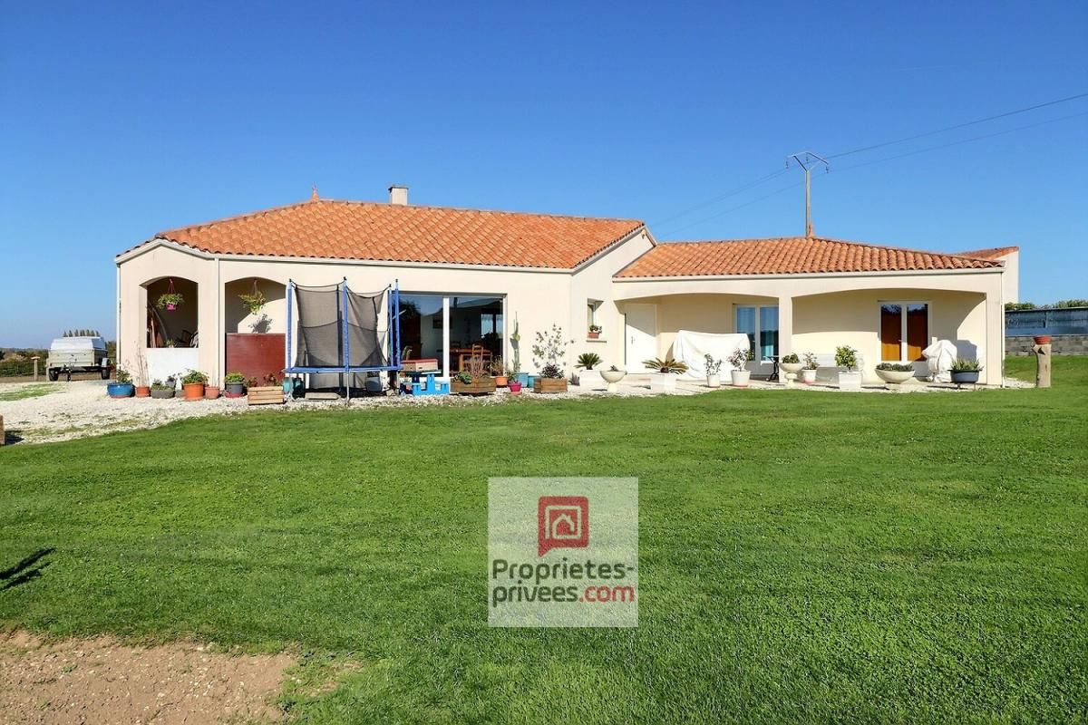 Spacieuse maison de plain-pied de 152m2 - 4 chambres garage attenant - grande parcelle de terrain