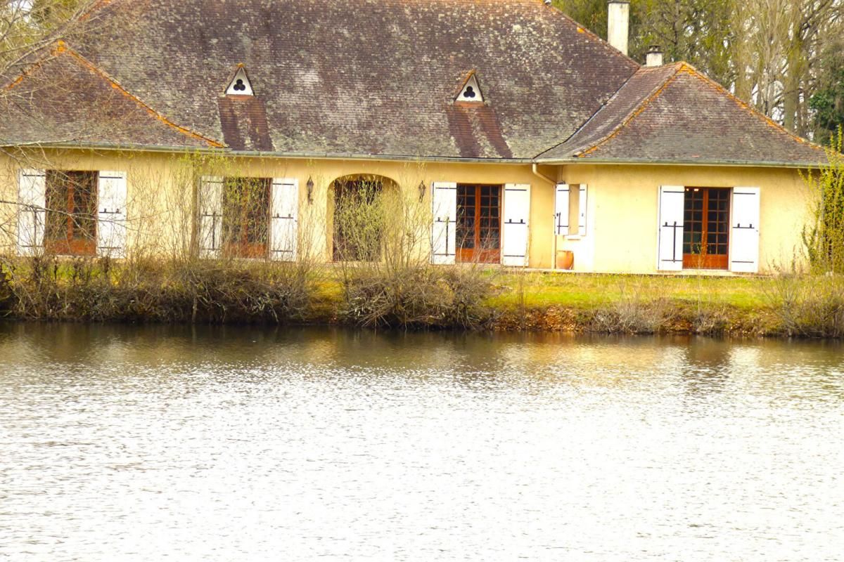 Maison de prestige avec un plan d'eau