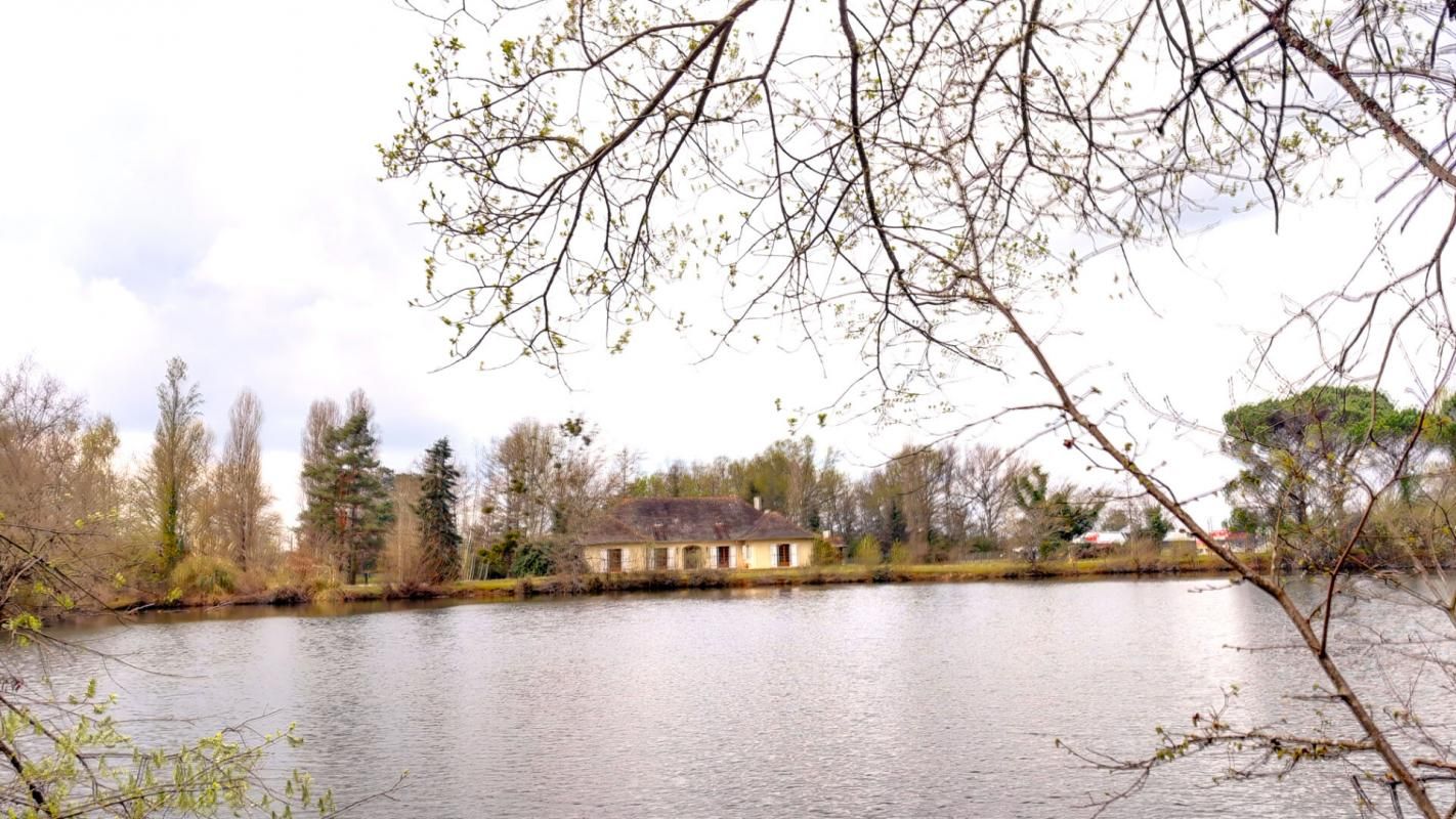 SAINT-DENIS-DE-PILE Maison de prestige avec un plan d'eau 2