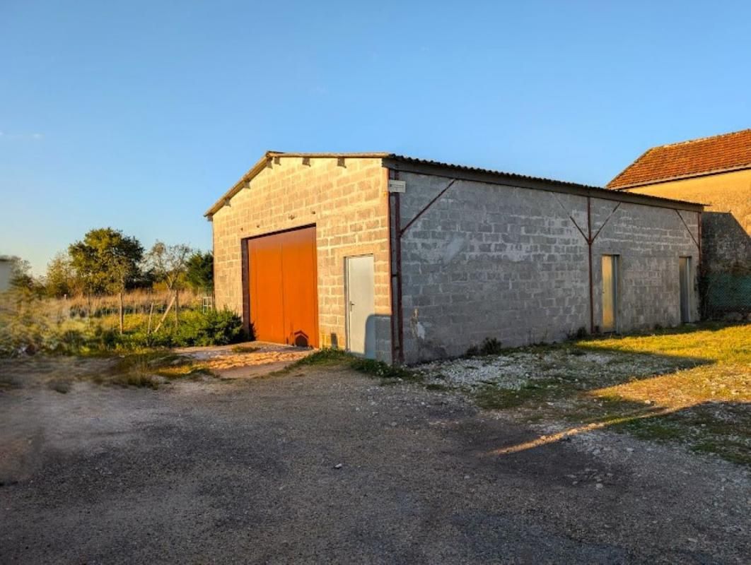 LES ARTIGUES-DE-LUSSAC grange - Entrepôt 2