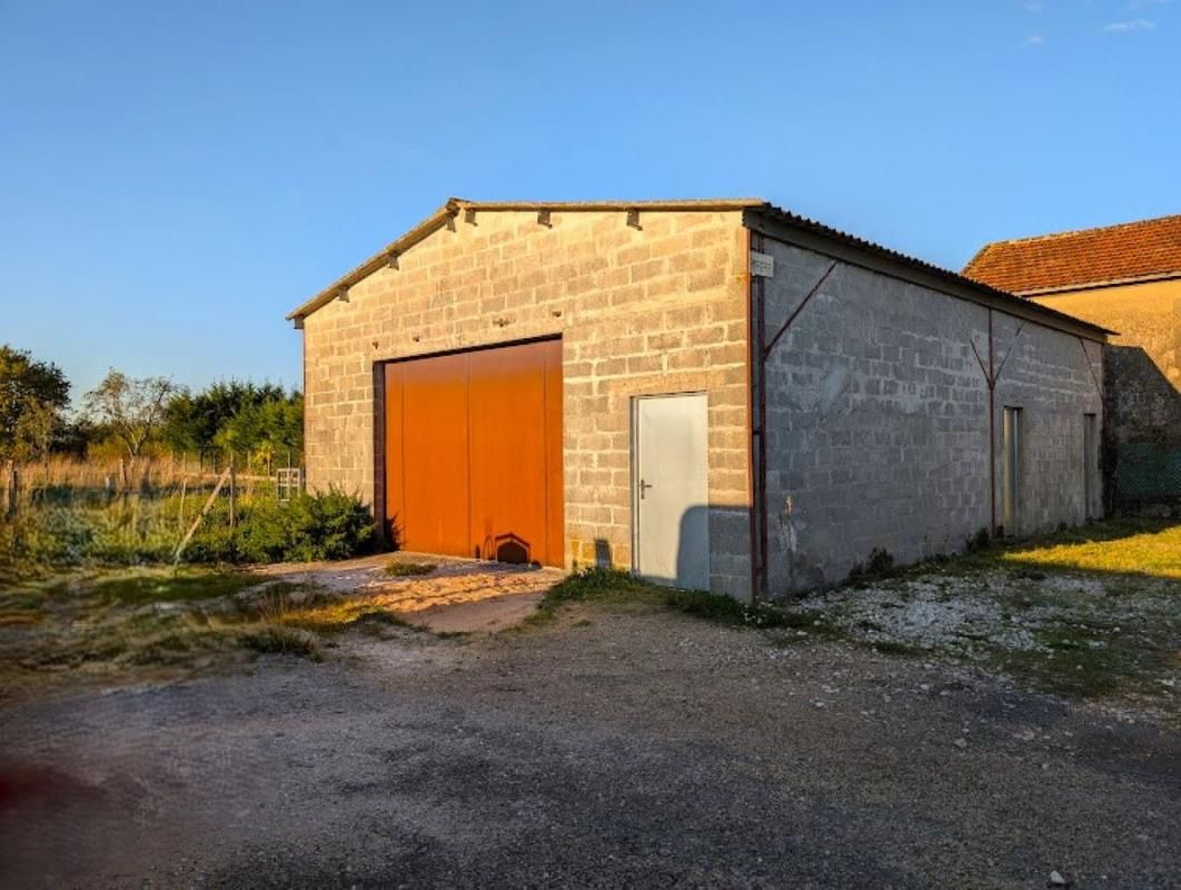LES ARTIGUES-DE-LUSSAC grange - Entrepôt 3