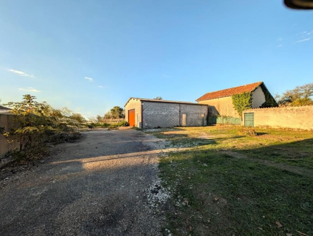 LES ARTIGUES-DE-LUSSAC grange - Entrepôt 4