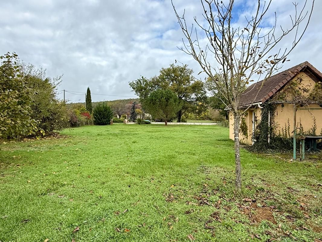 CUBJAC Terrain Cubjac Auvezere Val D Ans 2040 m2 2