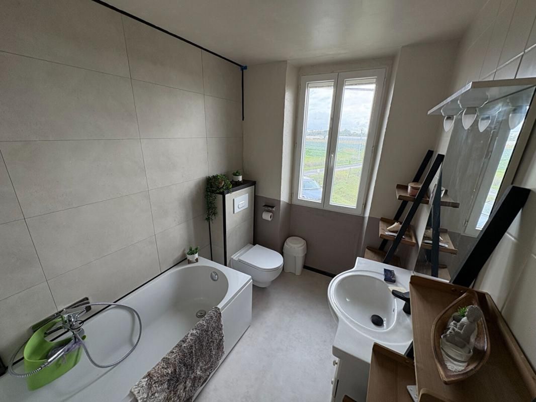 HURE Votre oasis au bord du canal des Deux Mers ? Charme et modernité à Hure / 5 pièces138 m2 3