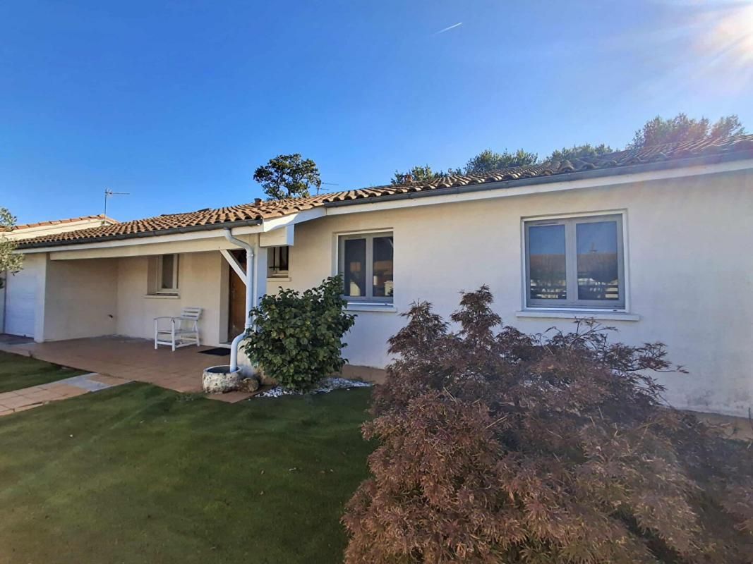 BASSENS Maison contemporaine rénovée, prête à vivre, avec piscine, garage et panneaux solaires 1