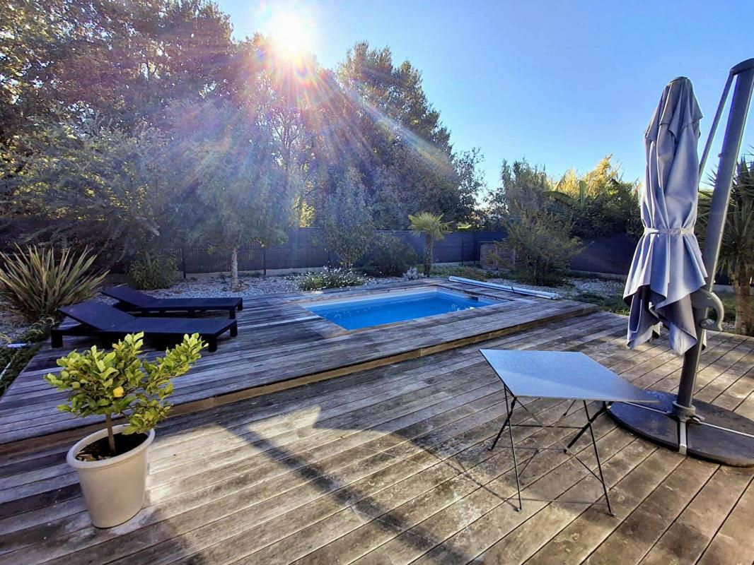 BASSENS Maison contemporaine rénovée, prête à vivre, avec piscine, garage et panneaux solaires 2