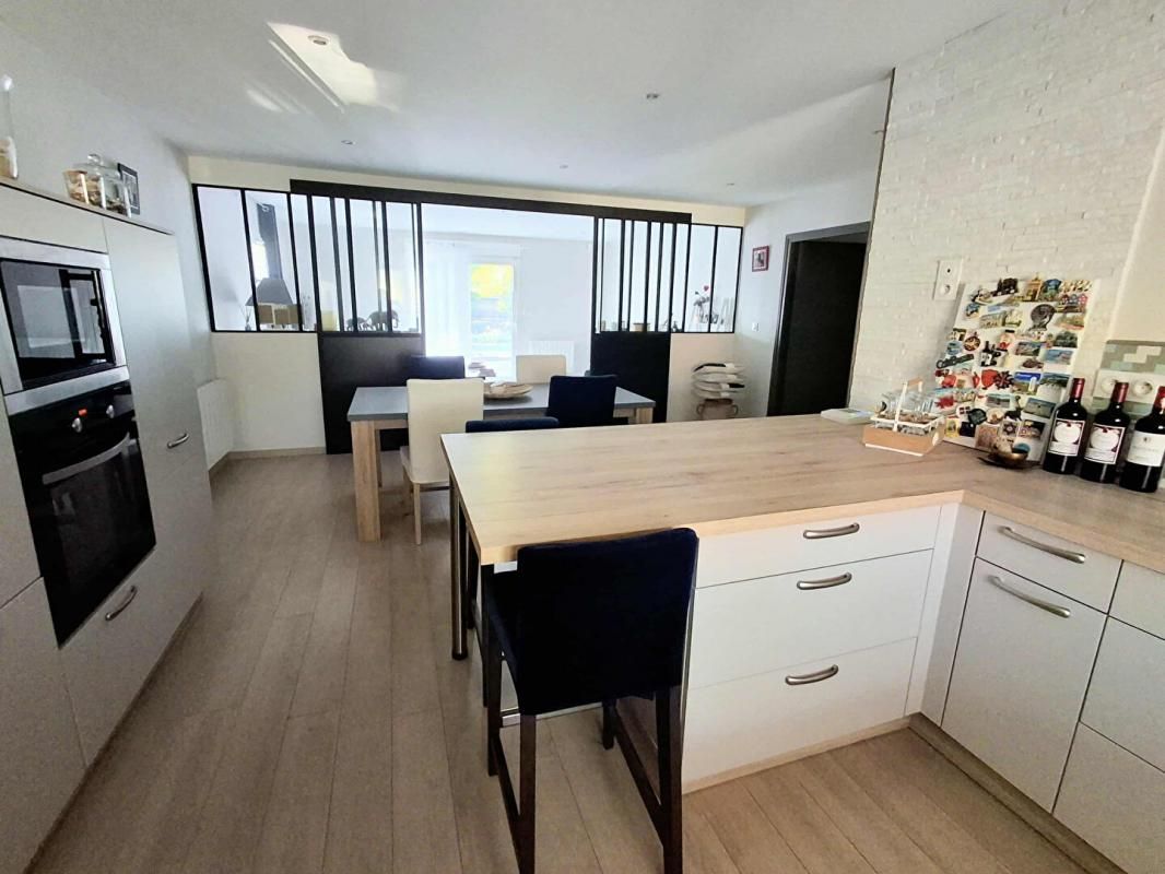 BASSENS Maison contemporaine rénovée, prête à vivre, avec piscine, garage et panneaux solaires 3