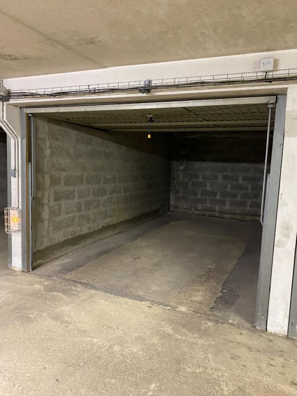 VANNES centre ville garage avec accès sécurisé 2