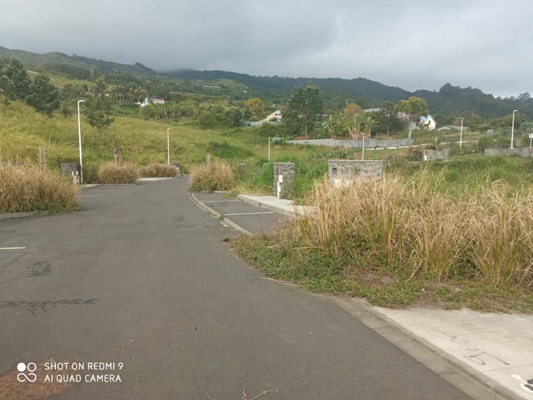 Terrain constructible et viabilisé de 396 m² au Plate St Leu