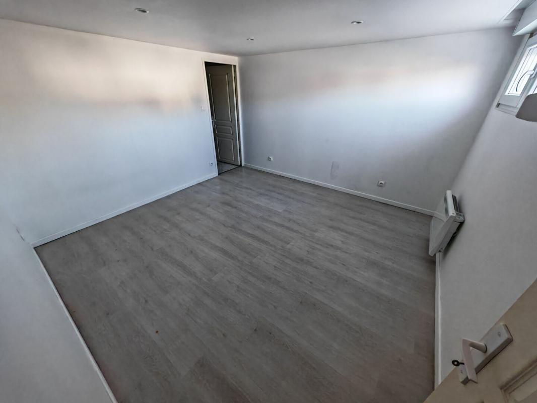 LE POINCONNET Le Poinçonnet, Maison habitable de suite, 3 chambres, 88 m2, garage et cours avant et arrière 2