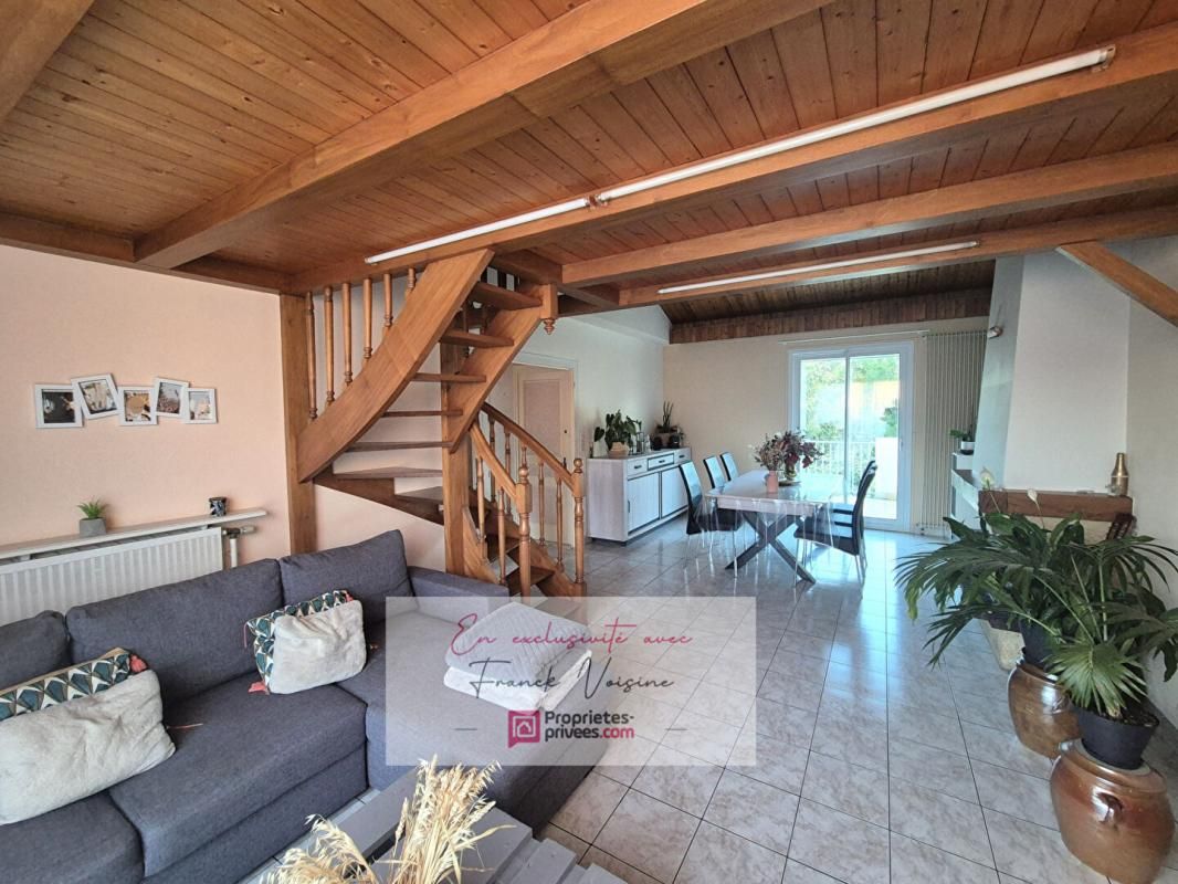 LES HERBIERS A VENDRE en Exclusivité aux Herbiers, maison de 82 m2 avec 2 chambres,1 mezzanine et 2 garages sur une parcelle de 952 m2 env 2