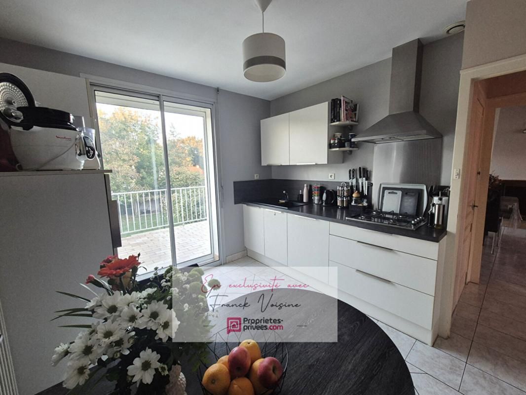 LES HERBIERS A VENDRE en Exclusivité aux Herbiers, maison de 82 m2 avec 2 chambres,1 mezzanine et 2 garages sur une parcelle de 952 m2 env 3