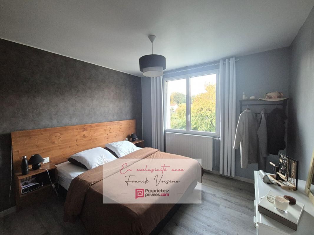 LES HERBIERS A VENDRE en Exclusivité aux Herbiers, maison de 82 m2 avec 2 chambres,1 mezzanine et 2 garages sur une parcelle de 952 m2 env 4