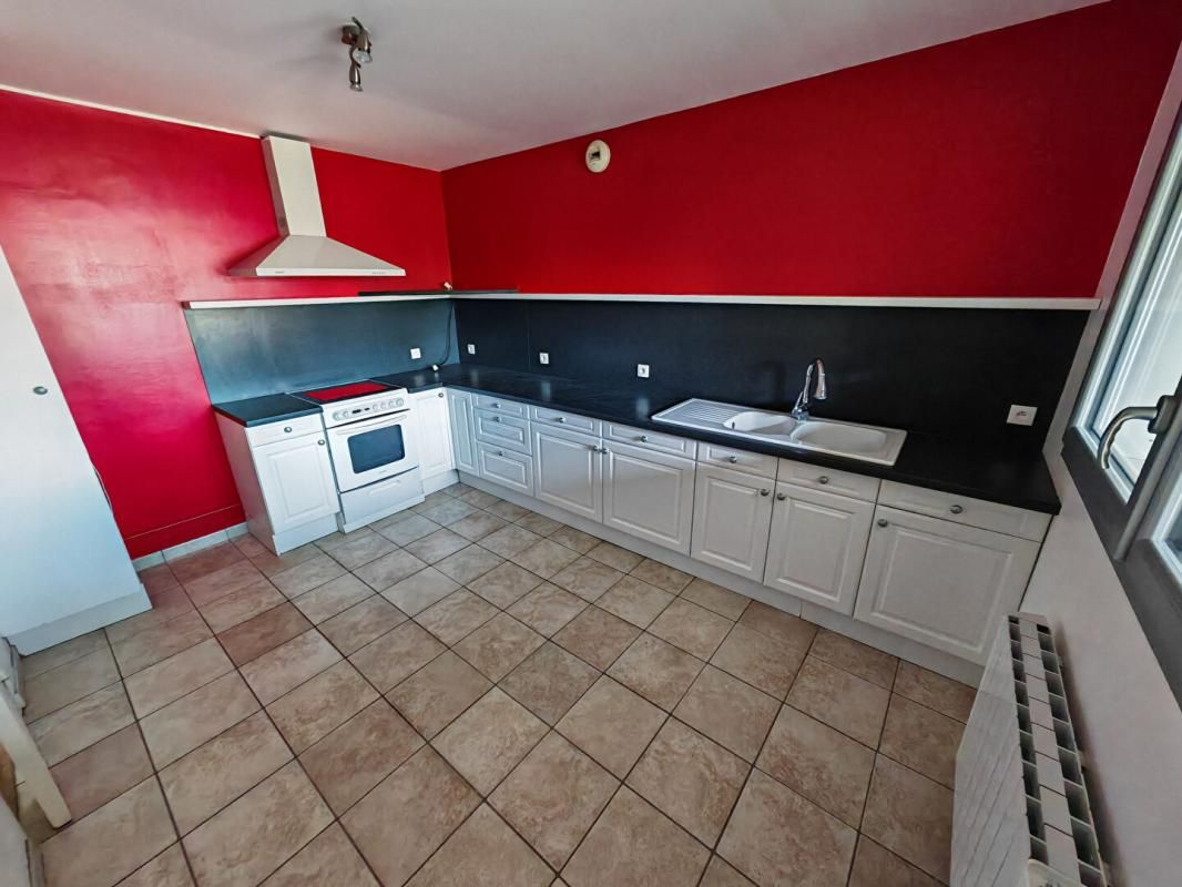 CHATEAUROUX Exclu : Appartement Châteauroux T2 de 52m2 avec loggia, parking, cave, rangements, habitable de suite 2