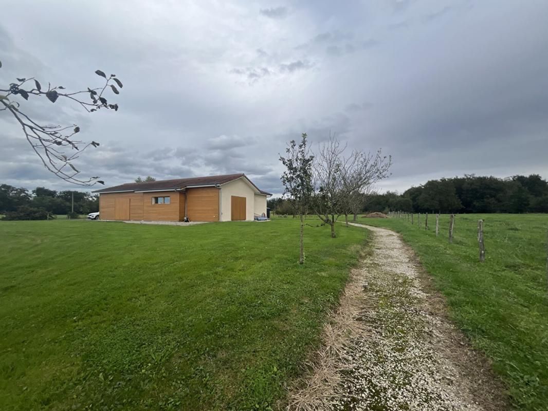 CRAS-SUR-REYSSOUZE Bâtiment Agricole Bresse Vallons 135 m2 terrain 12043 m² 2