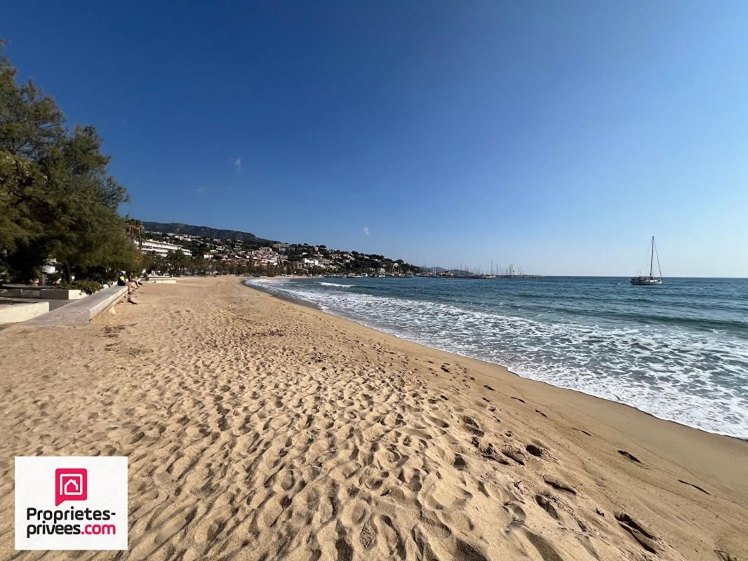 LE LAVANDOU LE LAVANDOU Appartement traversant rénové à 100 m de la plage 1