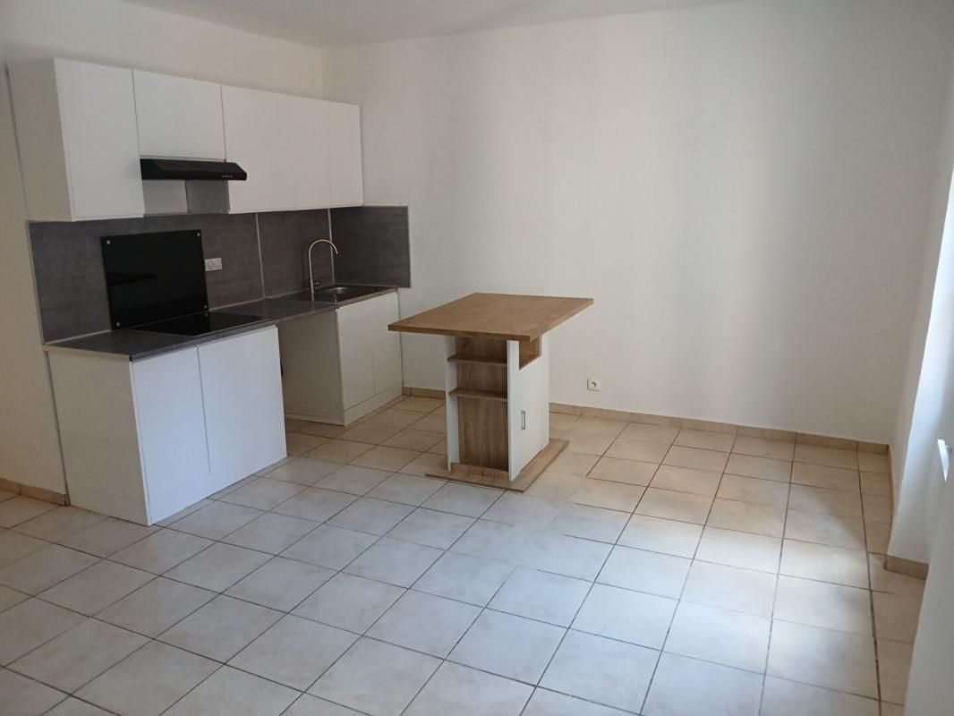 LE VAL Appartement T2 rénové au 1er étage de 35.60 m² avec cave - LE VAL 1