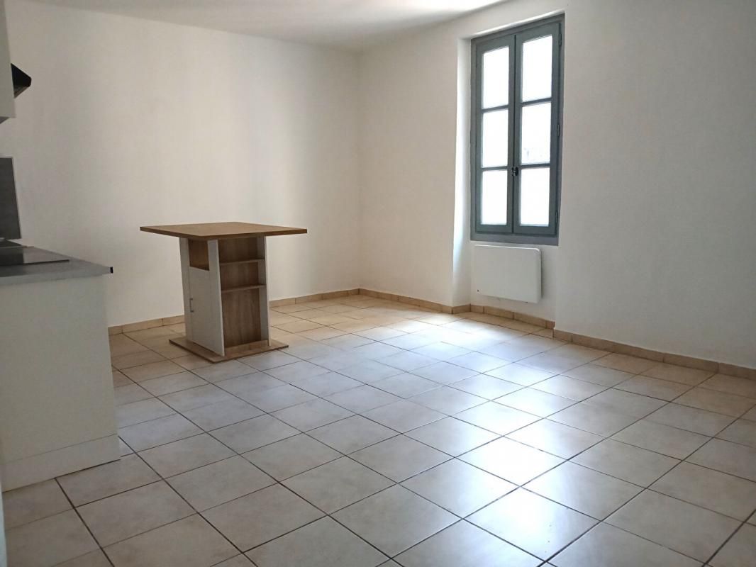 LE VAL Appartement T2 rénové au 1er étage de 35.60 m² avec cave - LE VAL 2