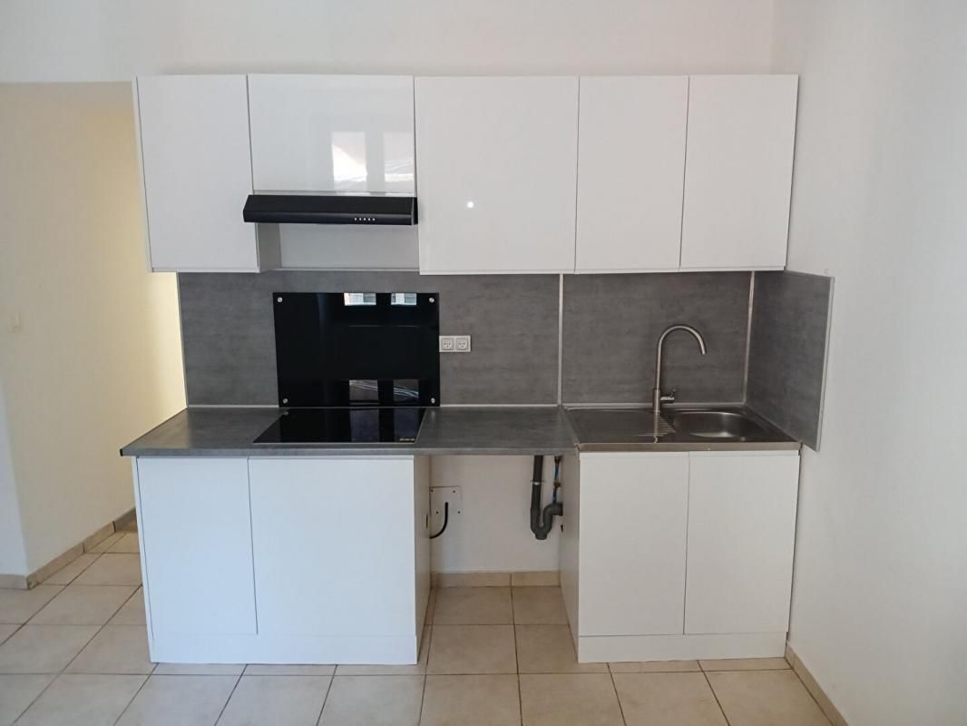 LE VAL Appartement T2 rénové au 1er étage de 35.60 m² avec cave - LE VAL 3