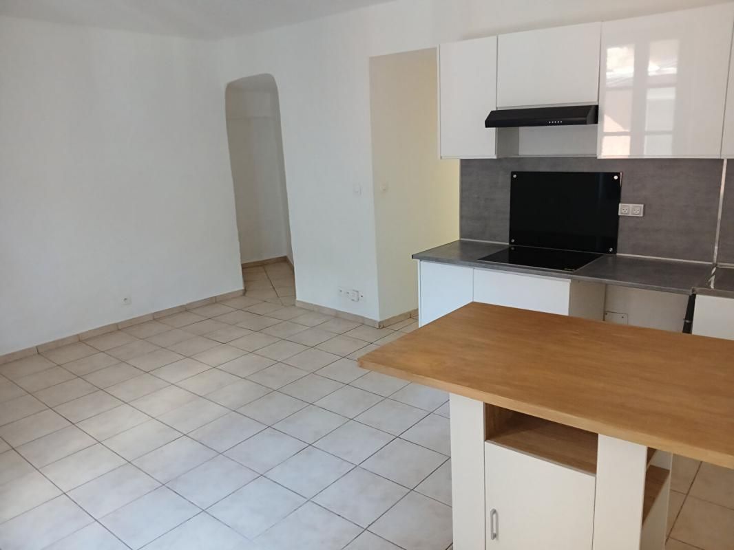 LE VAL Appartement T2 rénové au 1er étage de 35.60 m² avec cave - LE VAL 4